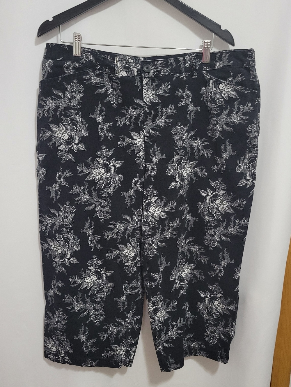 Croft & Barrow Black Floral Print Capri Pants, Size 18